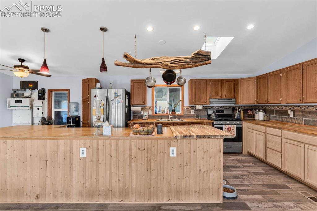 Image 6 of 35: Kitchen