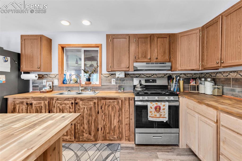 Image 7 of 35: Kitchen