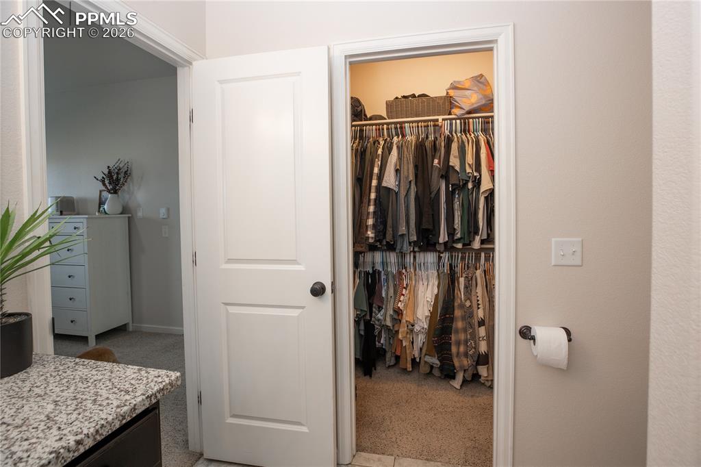 Image 17 of 27: Closet