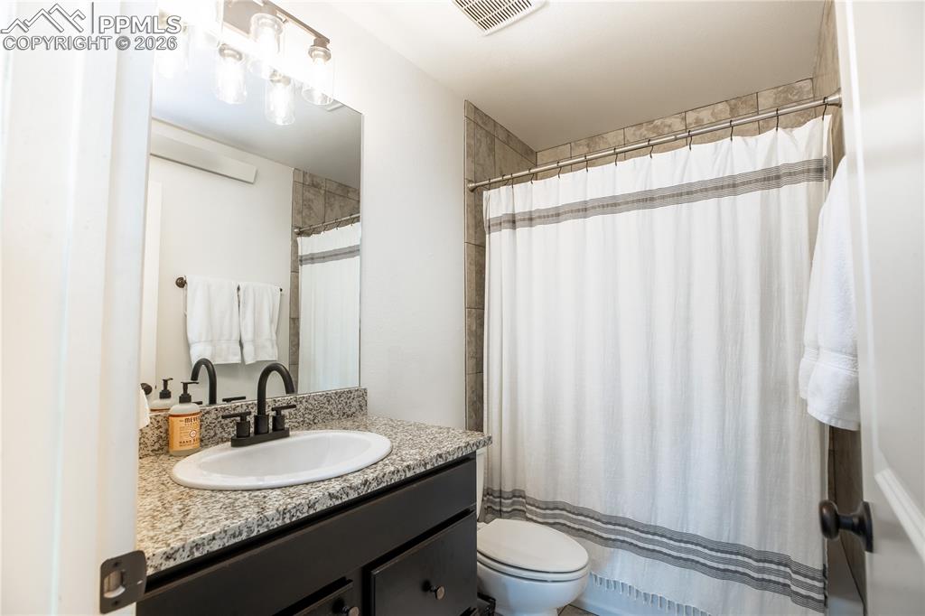 Image 22 of 27: Bathroom