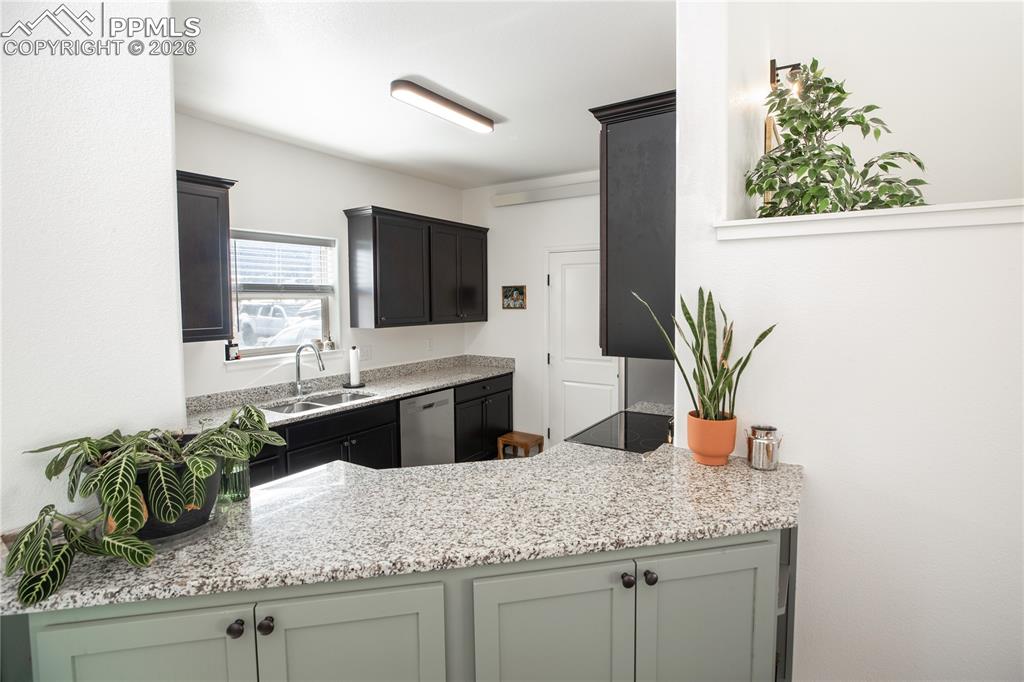 Image 8 of 27: Kitchen