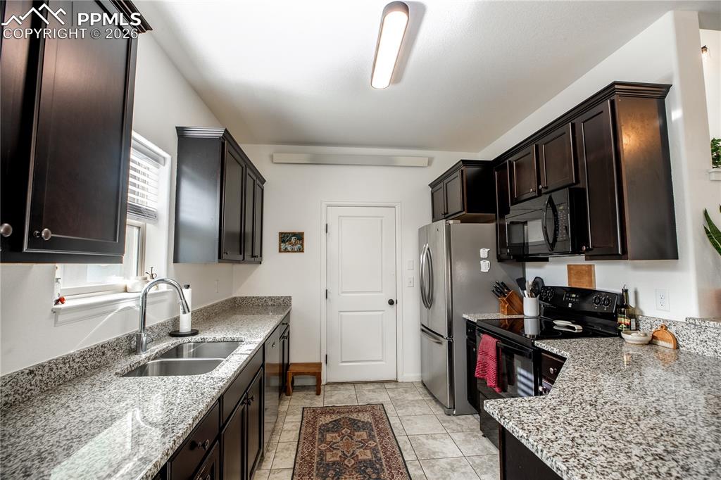 Image 9 of 27: Kitchen