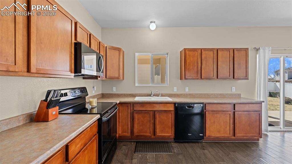 Image 27 of 37: Office space with light carpet