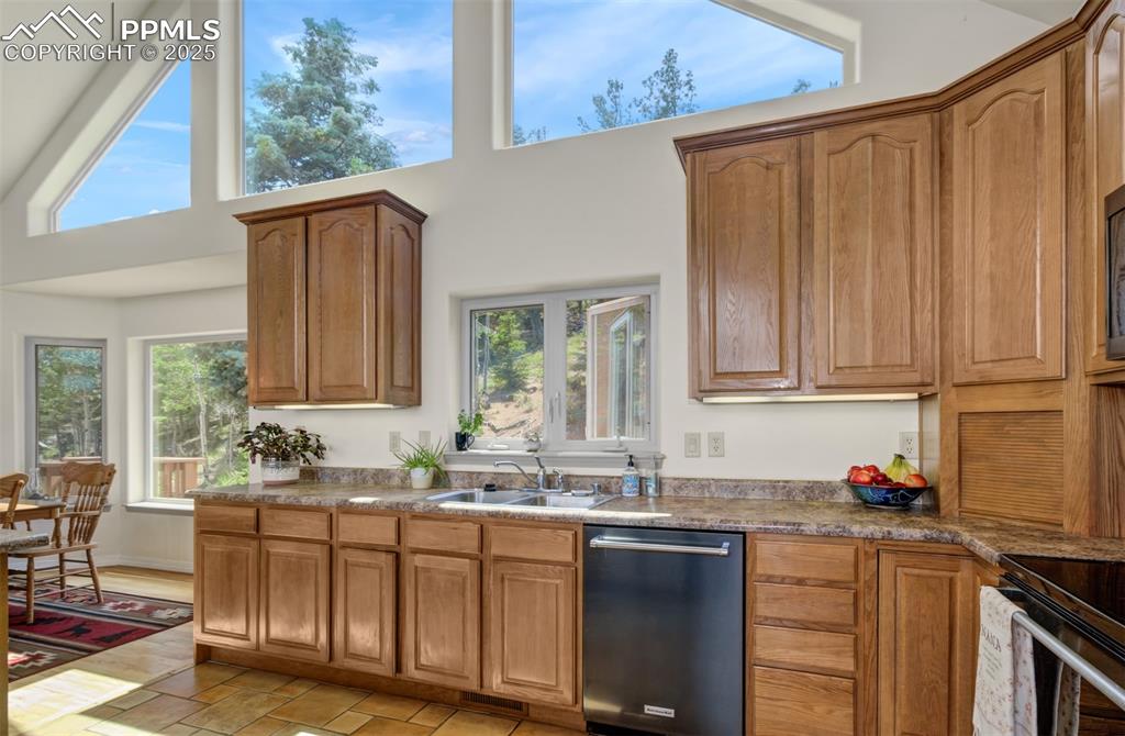 Image 13 of 46: Spacious kitchen with high end, matching appliances and plenty of cabinetry