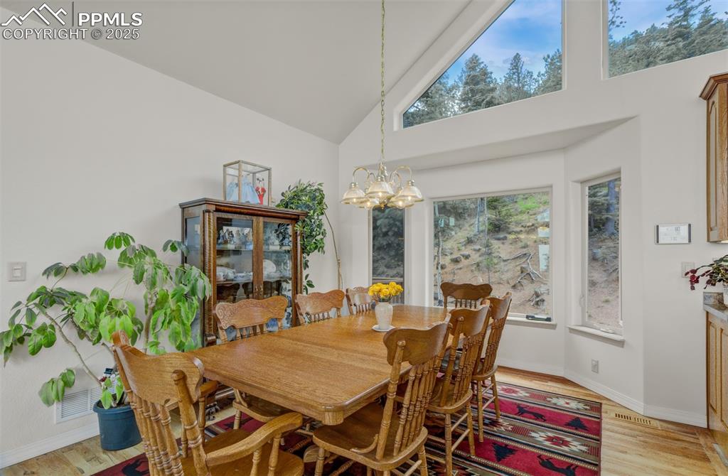 Image 15 of 46: Dining room 