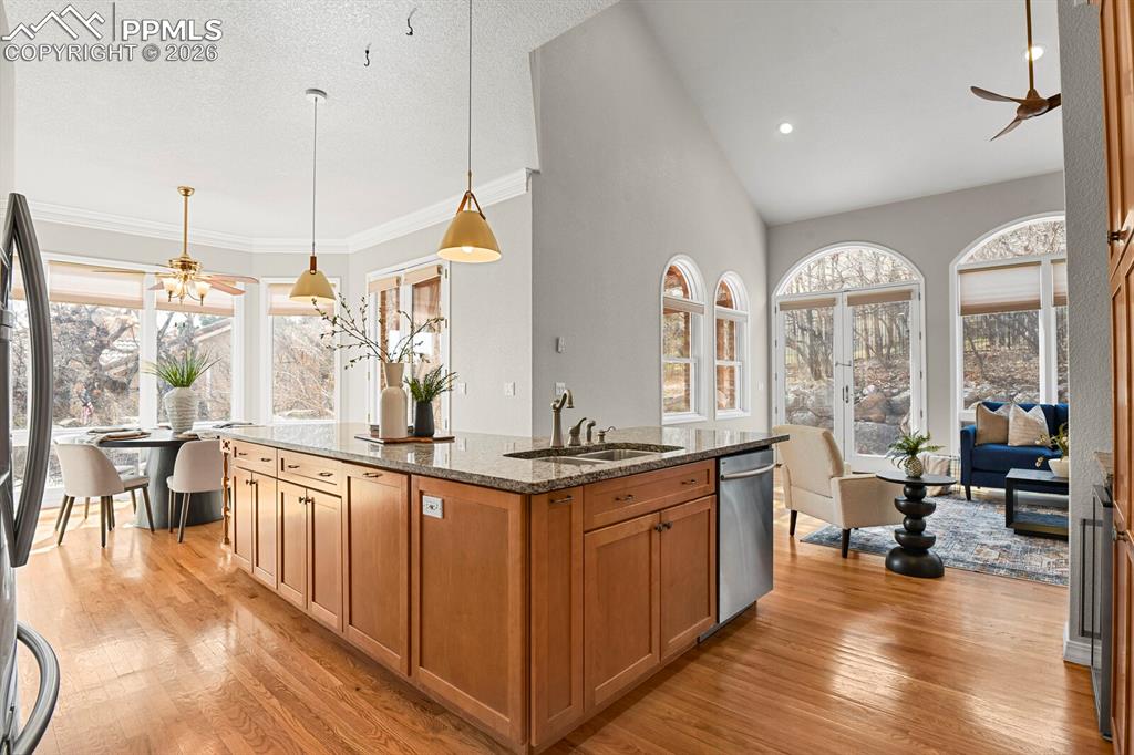 Image 15 of 50: Kitchen