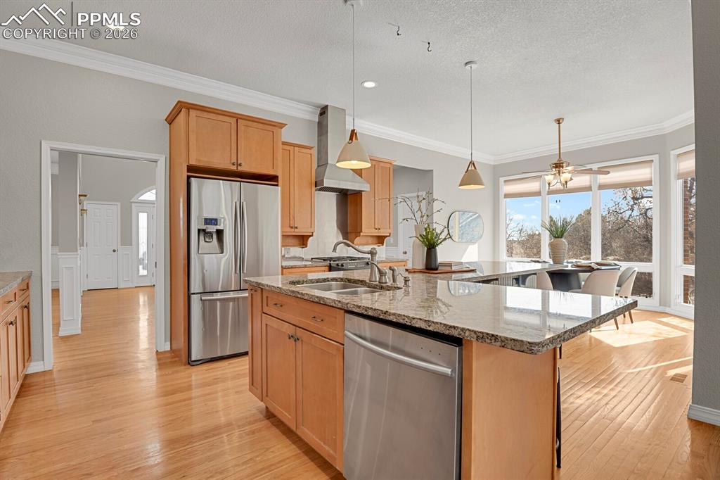 Image 17 of 50: Kitchen