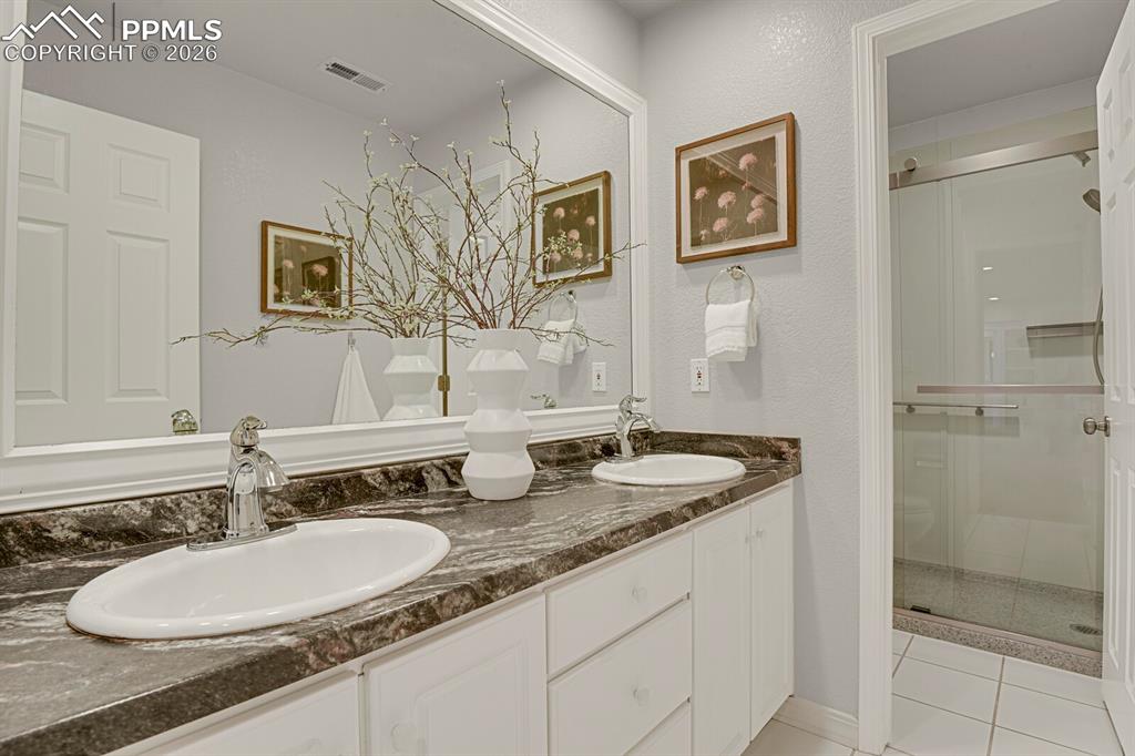 Image 33 of 50: Bathroom