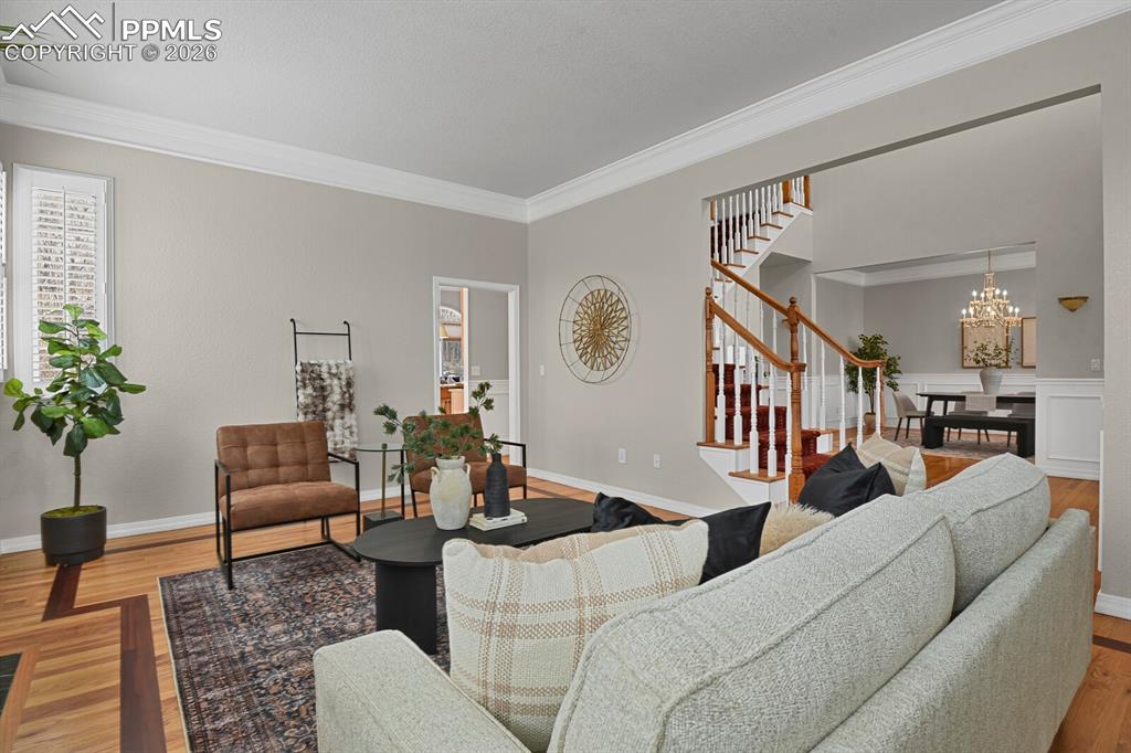 Image 6 of 50: Living Room