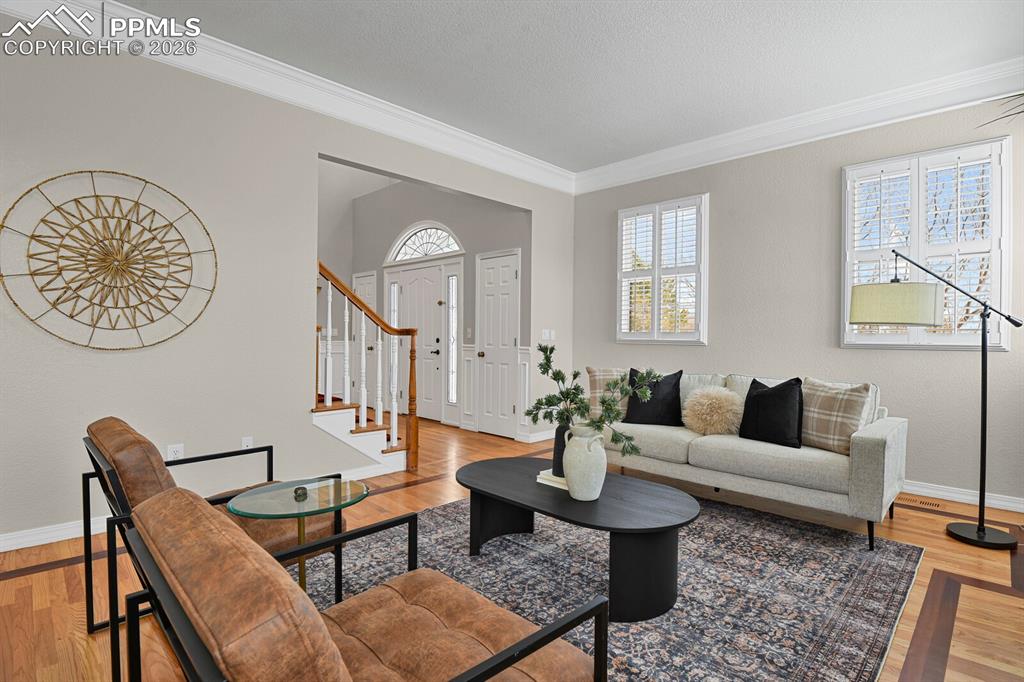 Image 8 of 50: Living Room