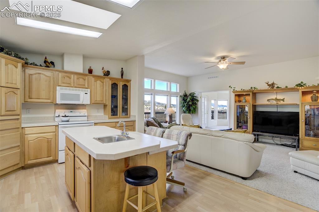 Image 10 of 46: Kitchen