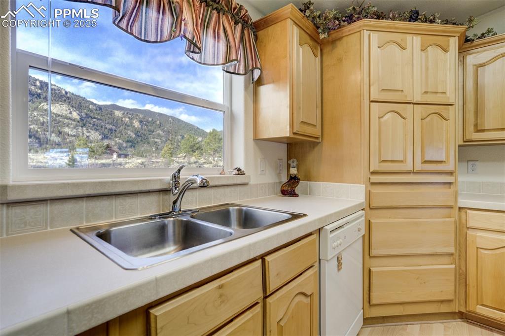 Image 11 of 46: Kitchen