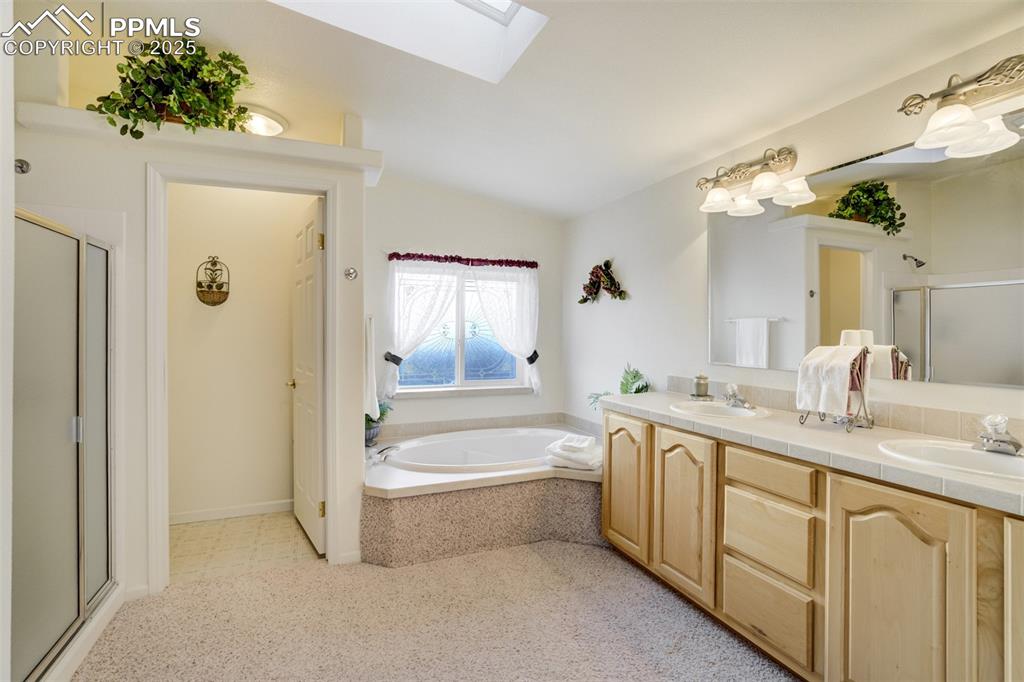 Image 17 of 46: Bathroom