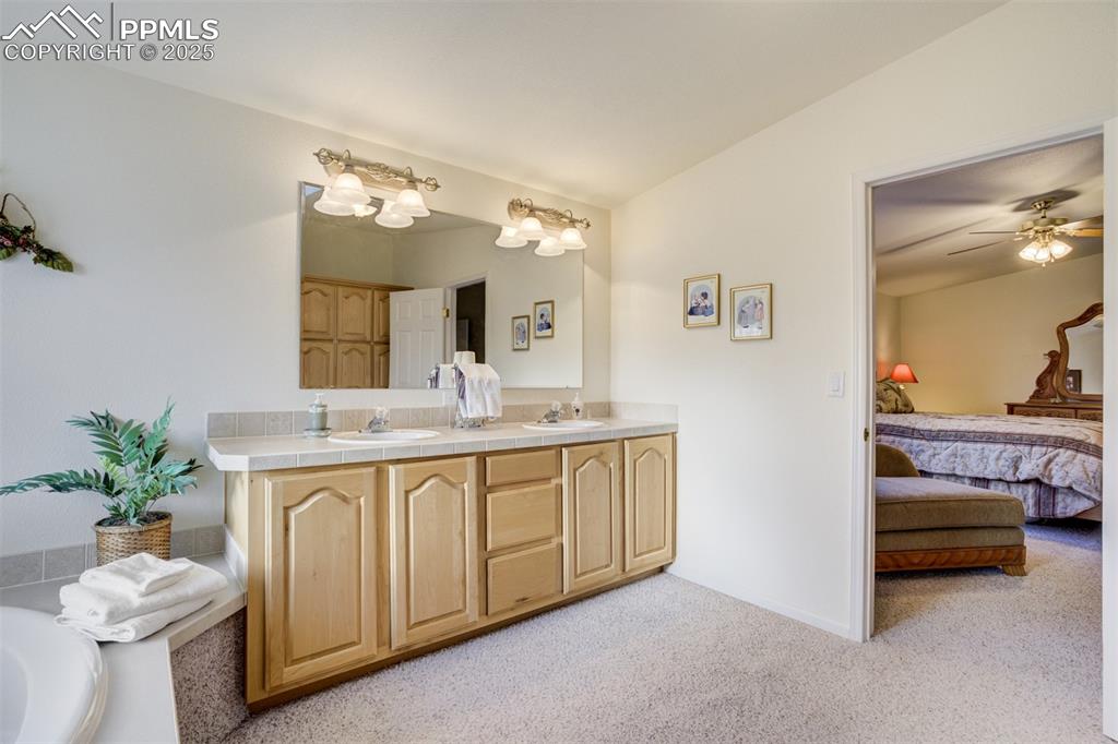 Image 18 of 46: Bathroom