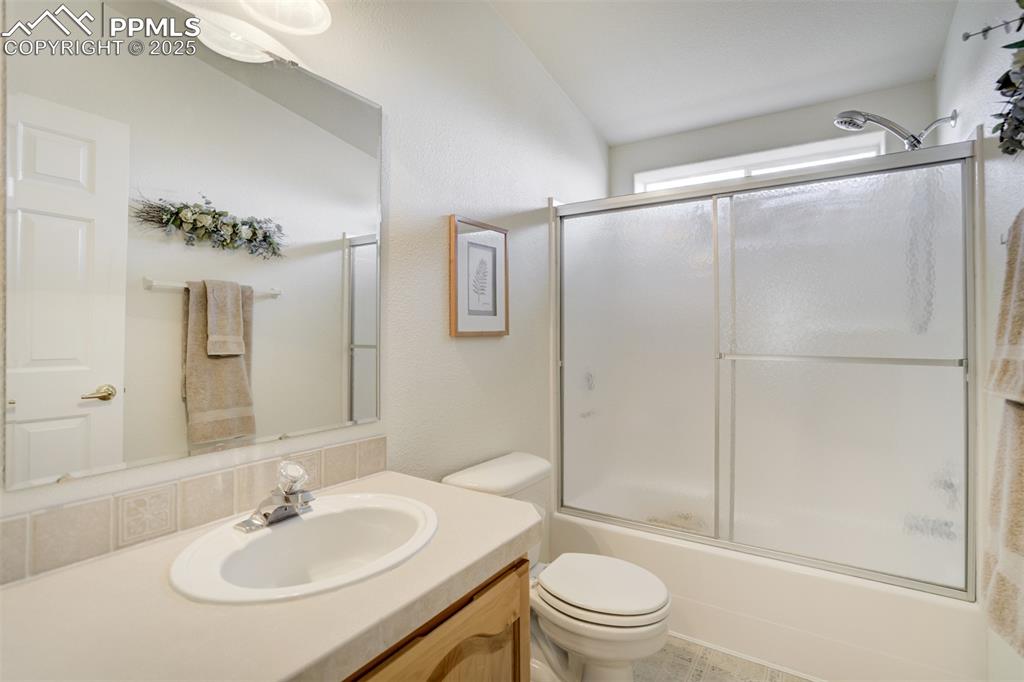 Image 22 of 46: Guest bathroom
