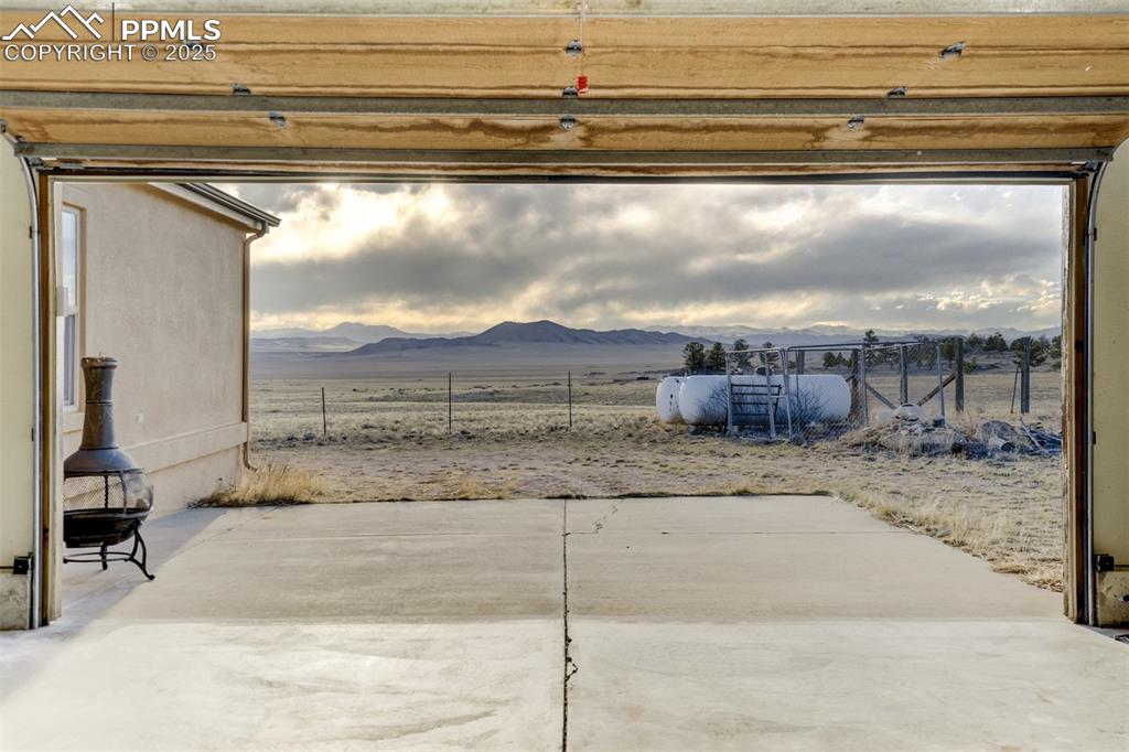 Image 23 of 46: Garage