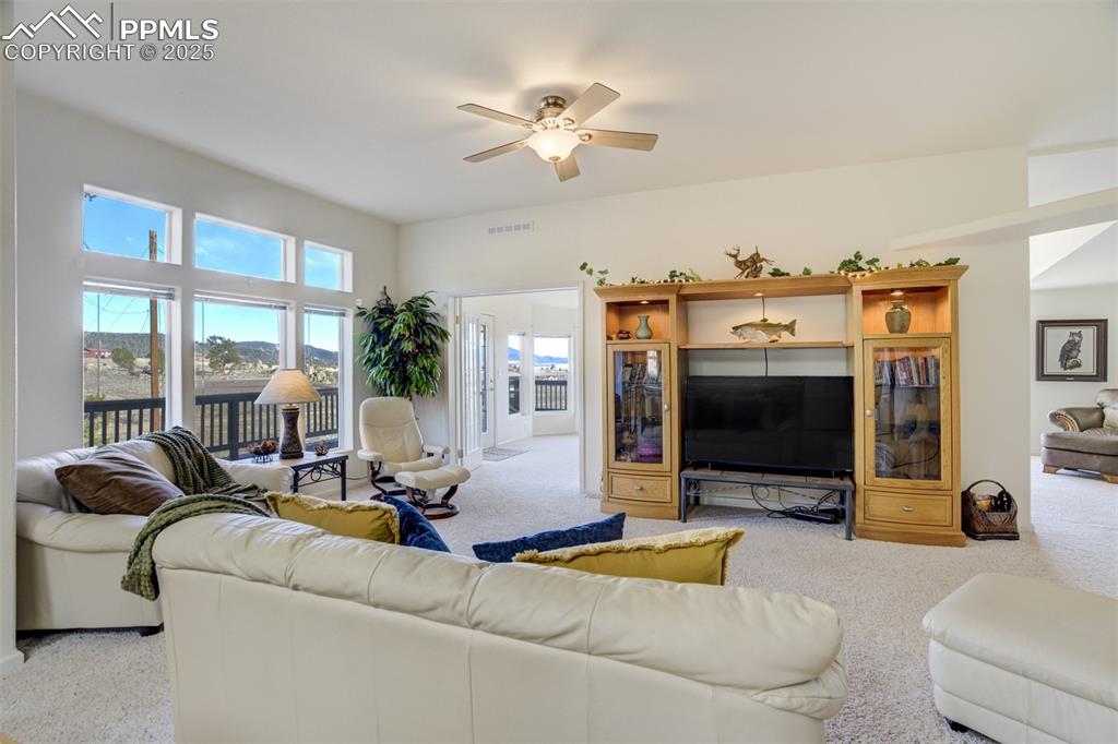 Image 6 of 46: Immaculate home inside and out