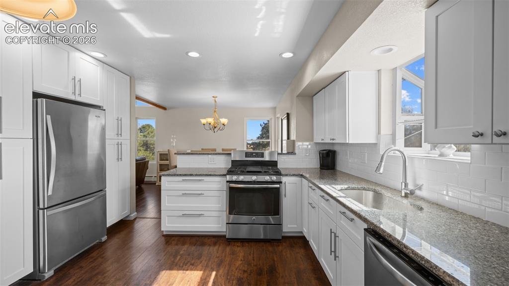 Image 10 of 50: Kitchen
