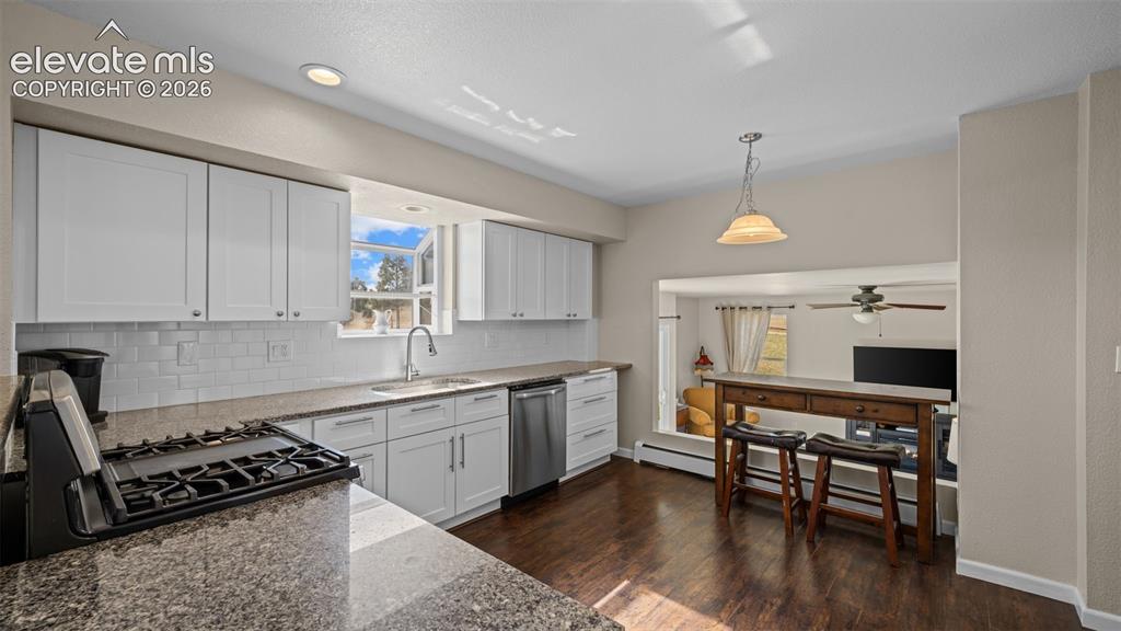 Image 11 of 50: Kitchen
