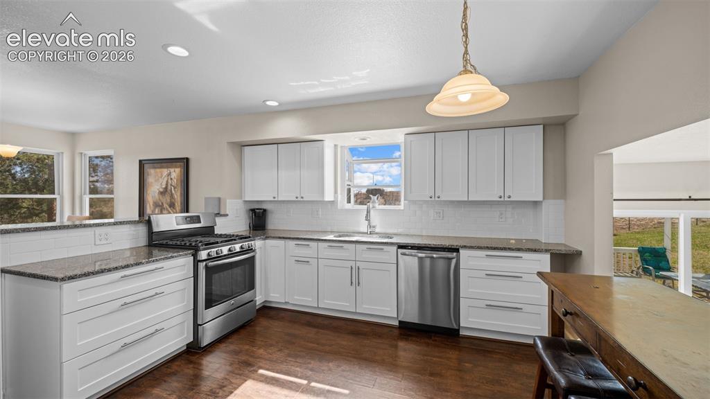 Image 9 of 50: Dining Area