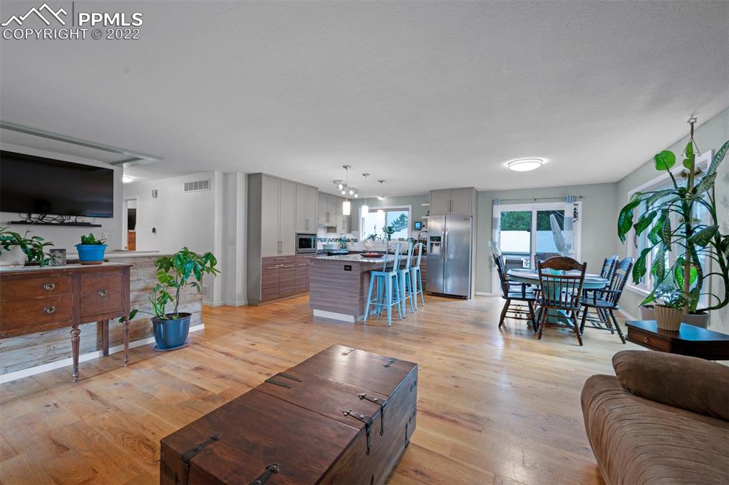 Listing 1366440, Image 4 of 48
