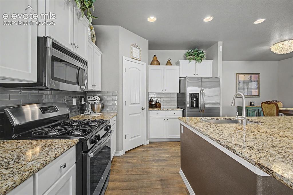 Image 16 of 36: Kitchen