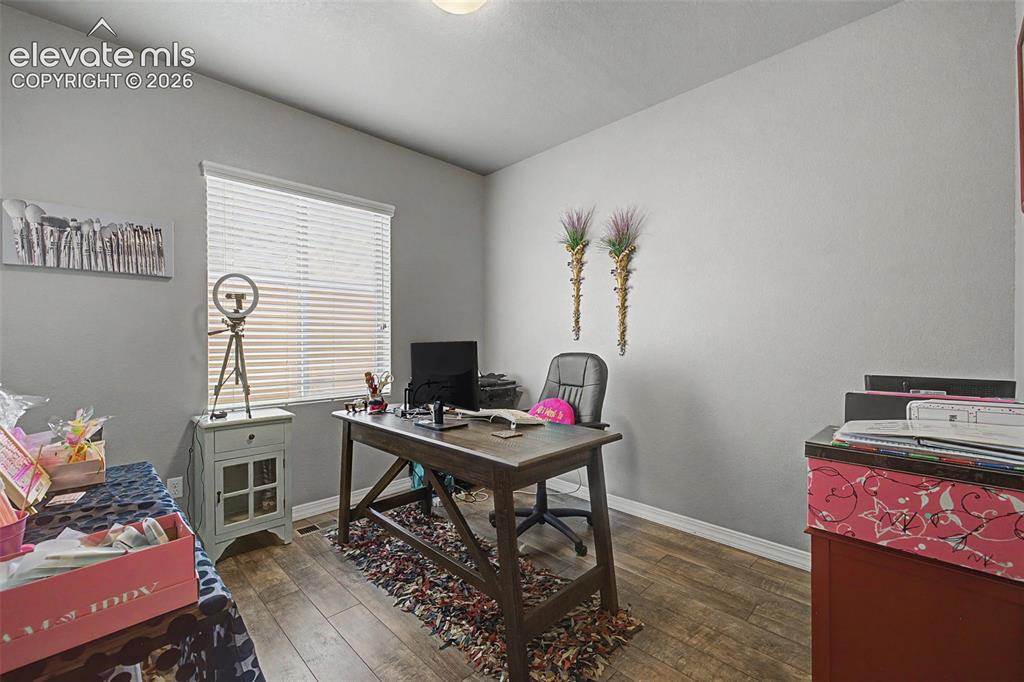 Image 19 of 36: Office
