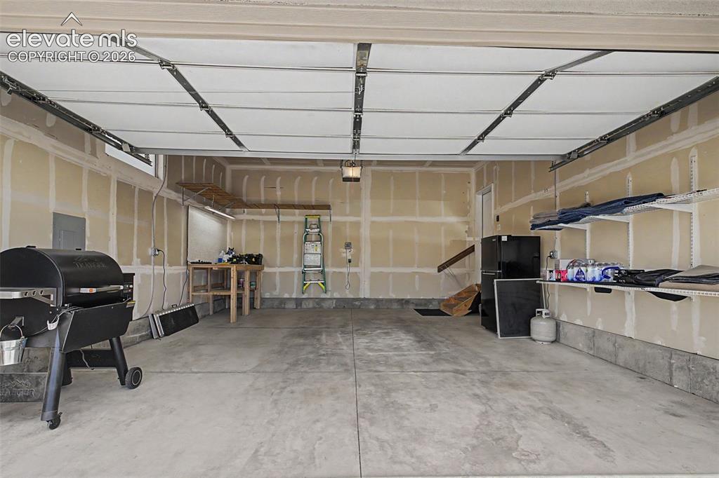 Image 33 of 36: Garage