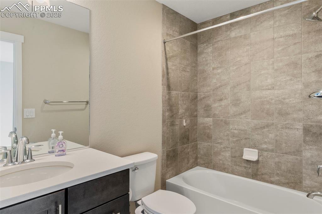 Image 15 of 28: Bathroom