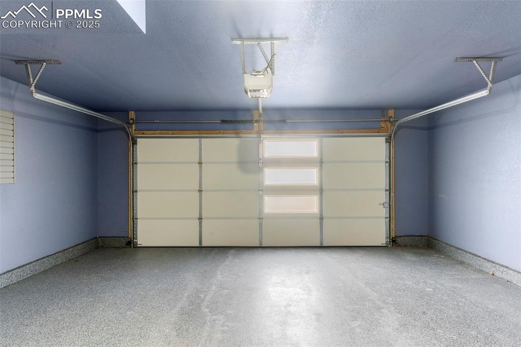 Image 22 of 28: Garage