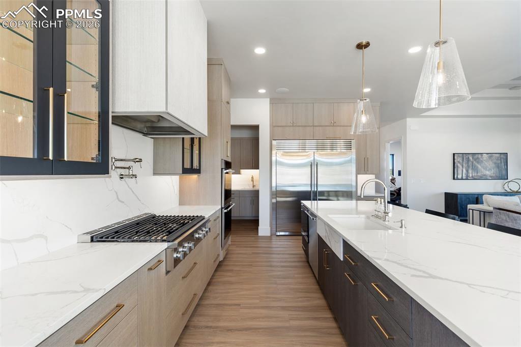 Image 14 of 50: Kitchen