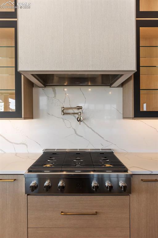 Image 15 of 50: Kitchen