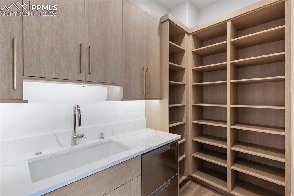 Image 16 of 50: Pantry