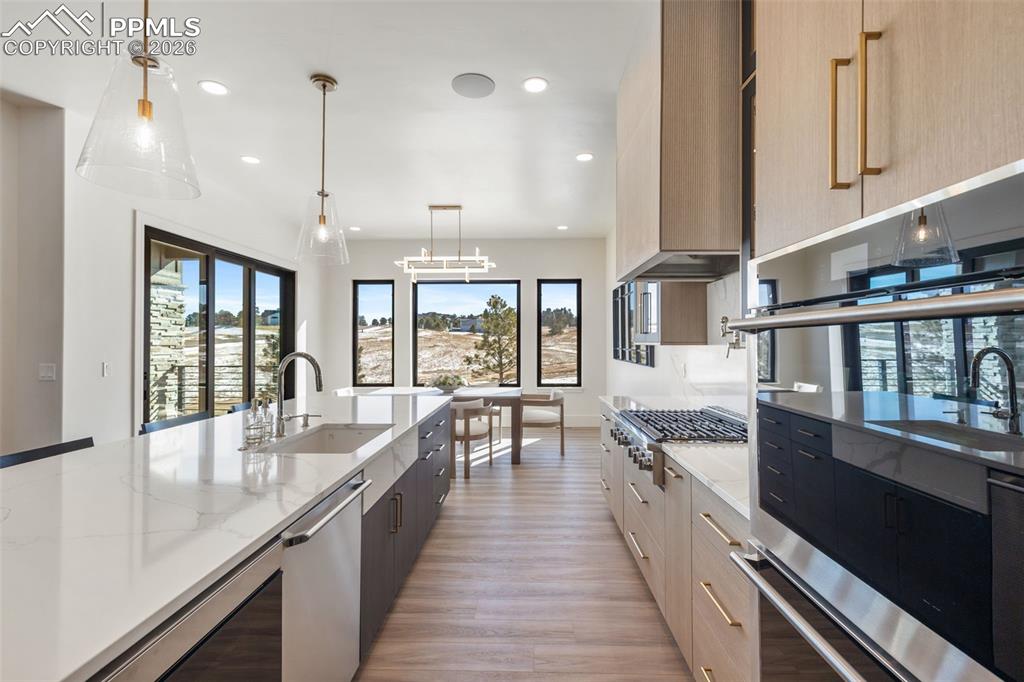 Image 17 of 50: Kitchen