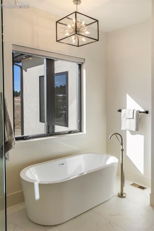 Image 29 of 50: Bathroom