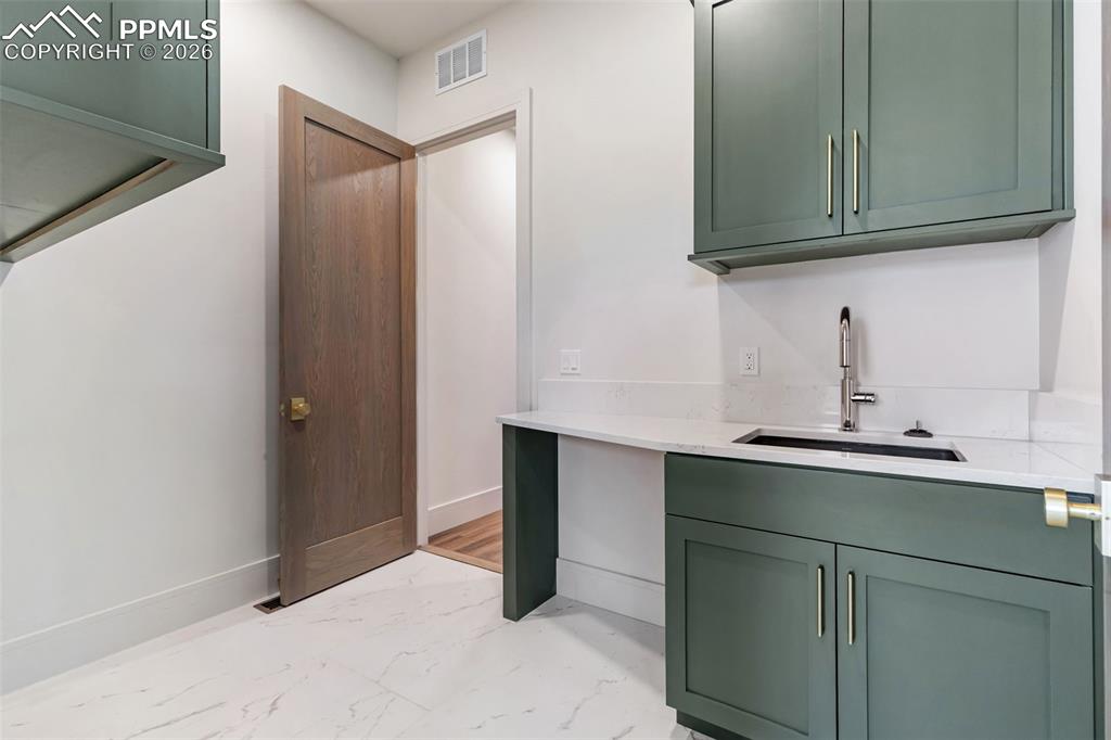 Image 31 of 50: Laundry