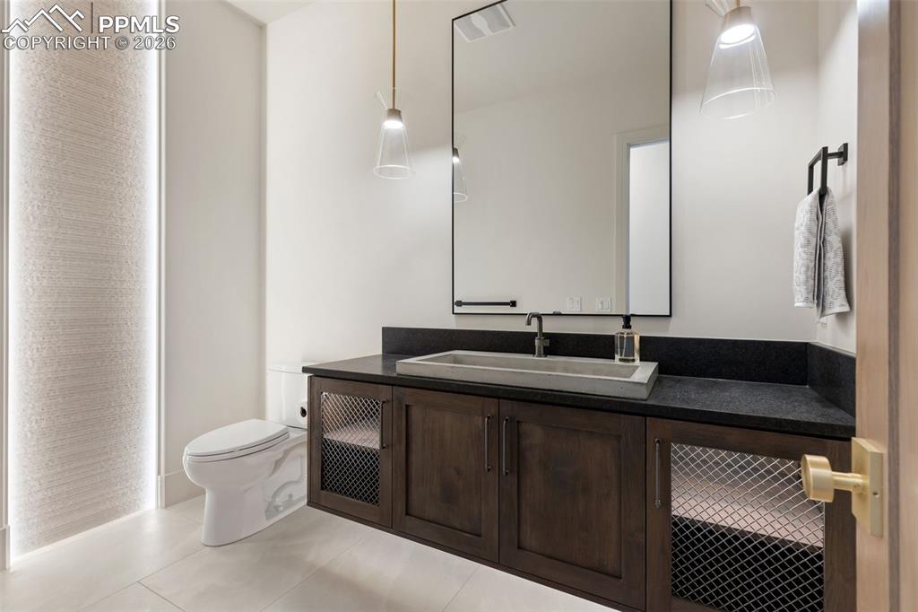 Image 33 of 50: Bathroom