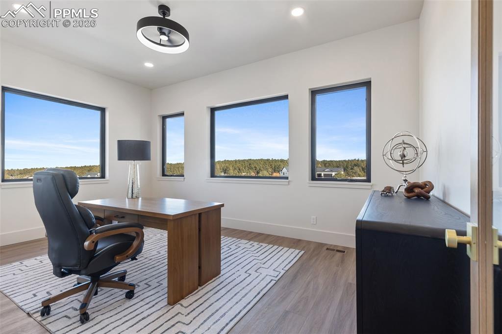 Image 36 of 50: Office