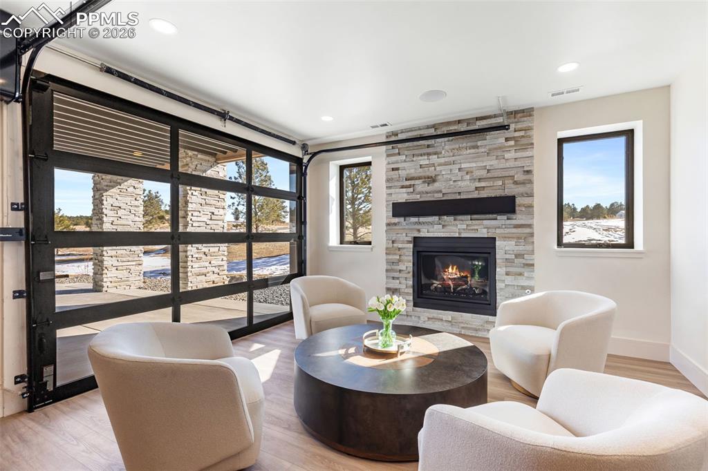 Image 42 of 50: Living Room