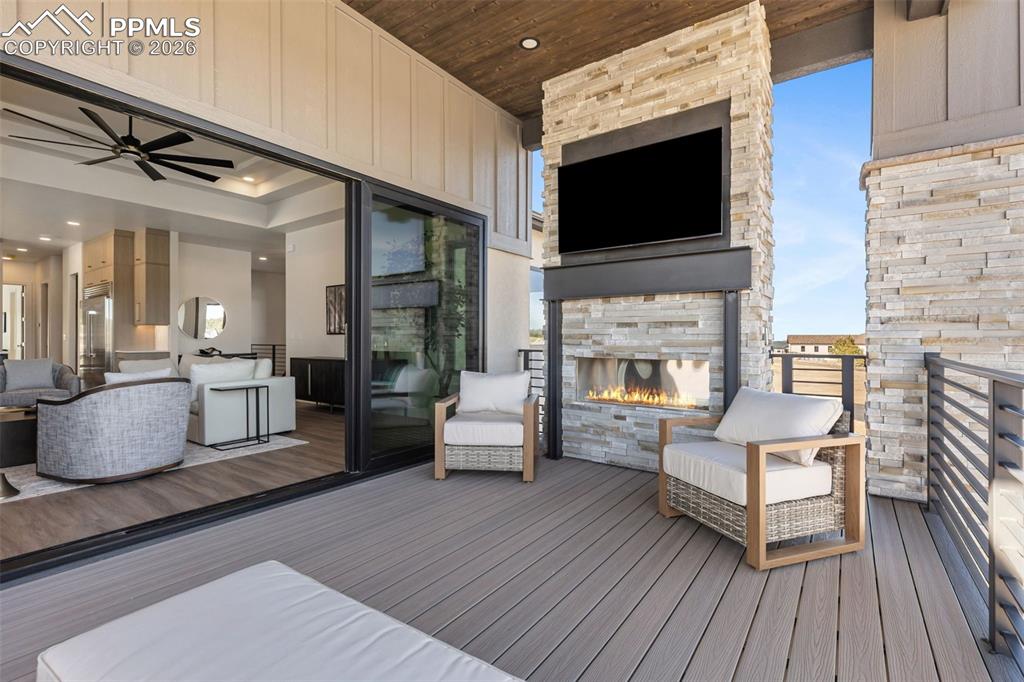 Image 45 of 50: Deck