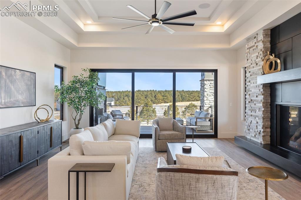 Image 6 of 50: Living Room