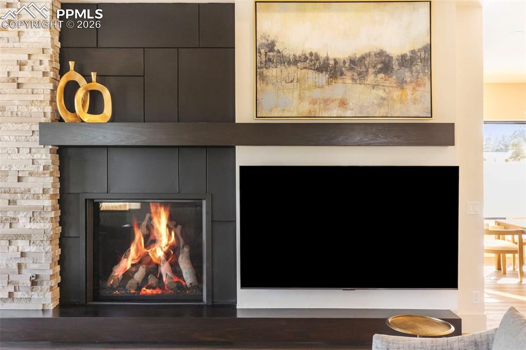 Image 9 of 50: Living Room