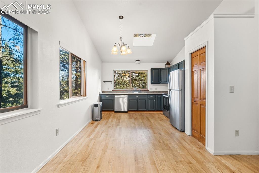 Image 10 of 32: Kitchen