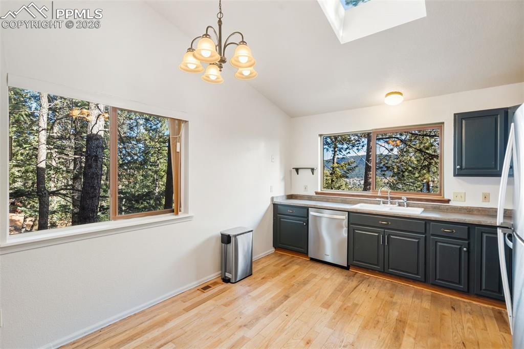 Image 11 of 32: Kitchen