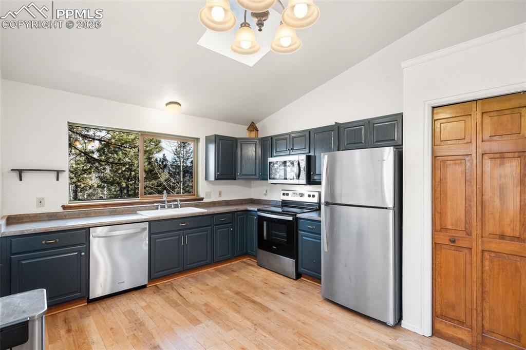 Image 12 of 32: Kitchen