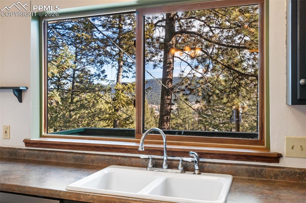 Image 13 of 32: Kitchen