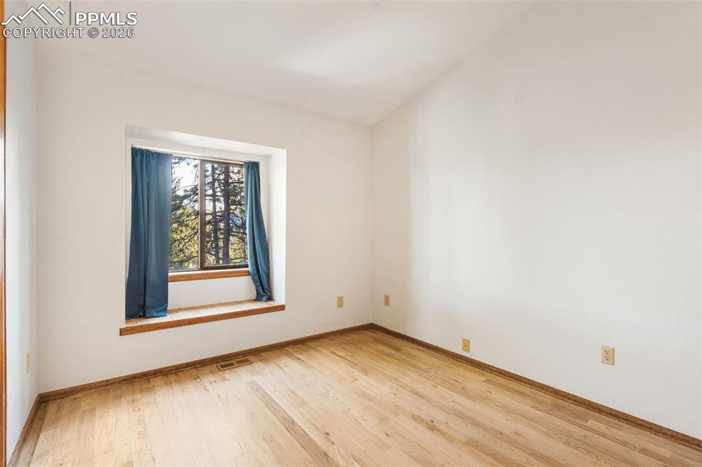 Image 17 of 32: Bedroom