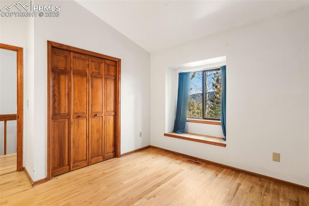 Image 18 of 32: Bedroom