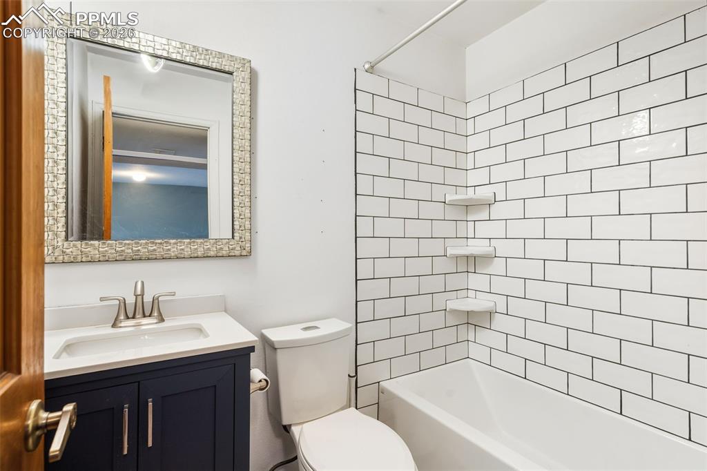 Image 19 of 32: Bathroom