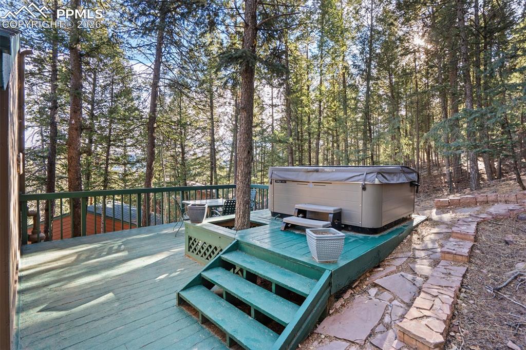 Image 25 of 32: Fabulous Patio w/Hot Tub
